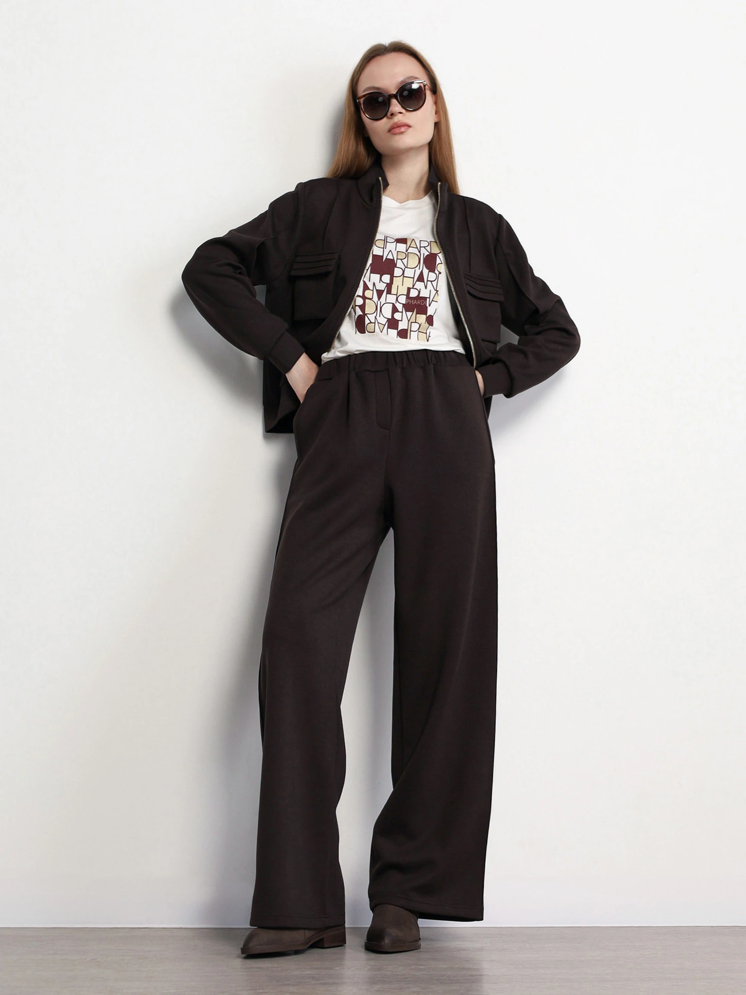 Брюки трикотажные темно-коричневого цвета с эластичным поясом